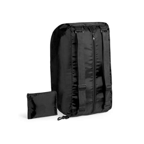 Bolso mochila plegable en suave y resistente material ripstop de alegres colores, con cierre de cremallera y accesorios en colores gris y negro. Asas/Cintas de hombro regulables y mosquetón de transporte. Plegado de pequeño tamaño.