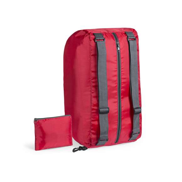 Bolso mochila plegable en suave y resistente material ripstop de alegres colores, con cierre de cremallera y accesorios en colores gris y negro. Asas/Cintas de hombro regulables y mosquetón de transporte. Plegado de pequeño tamaño.