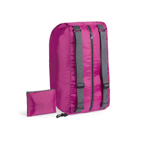 Bolso mochila plegable en suave y resistente material ripstop de alegres colores, con cierre de cremallera y accesorios en colores gris y negro. Asas/Cintas de hombro regulables y mosquetón de transporte. Plegado de pequeño tamaño.