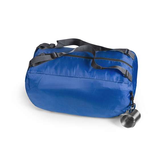 Bolso mochila plegable en suave y resistente material ripstop de alegres colores, con cierre de cremallera y accesorios en colores gris y negro. Asas/Cintas de hombro regulables y mosquetón de transporte. Plegado de pequeño tamaño.