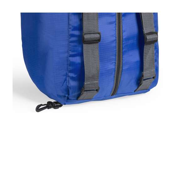 Bolso mochila plegable en suave y resistente material ripstop de alegres colores, con cierre de cremallera y accesorios en colores gris y negro. Asas/Cintas de hombro regulables y mosquetón de transporte. Plegado de pequeño tamaño.
