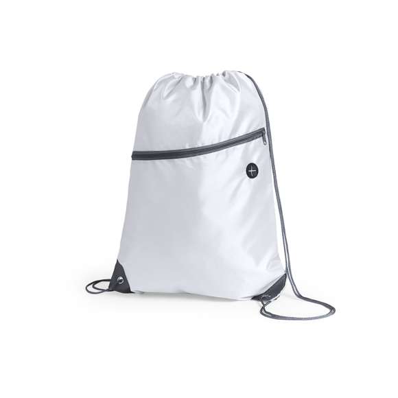 Mochila de cuerdas fabricada en suave poliéster 210D. Con bolsillo frontal de cremallera y salida de auriculares. Cuerdas de autocirre en color gris, a juego con cremallera y esquinas con argollas metálicas y refuerzo de polipiel. En variada gama de colores.