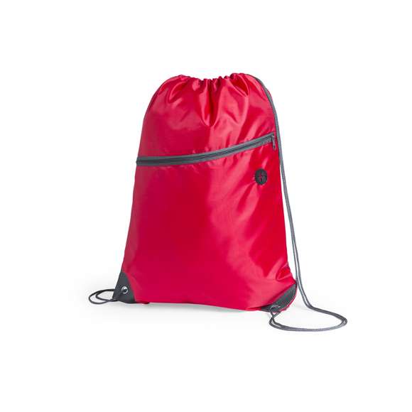 Mochila de cuerdas fabricada en suave poliéster 210D. Con bolsillo frontal de cremallera y salida de auriculares. Cuerdas de autocirre en color gris, a juego con cremallera y esquinas con argollas metálicas y refuerzo de polipiel. En variada gama de colores.
