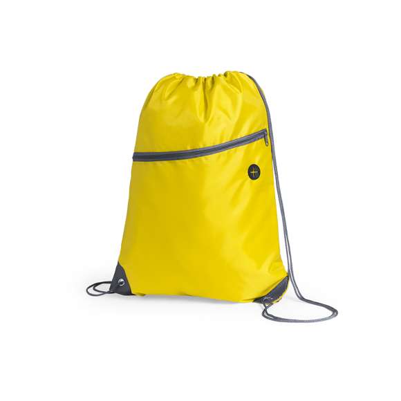 Mochila de cuerdas fabricada en suave poliéster 210D. Con bolsillo frontal de cremallera y salida de auriculares. Cuerdas de autocirre en color gris, a juego con cremallera y esquinas con argollas metálicas y refuerzo de polipiel. En variada gama de colores.