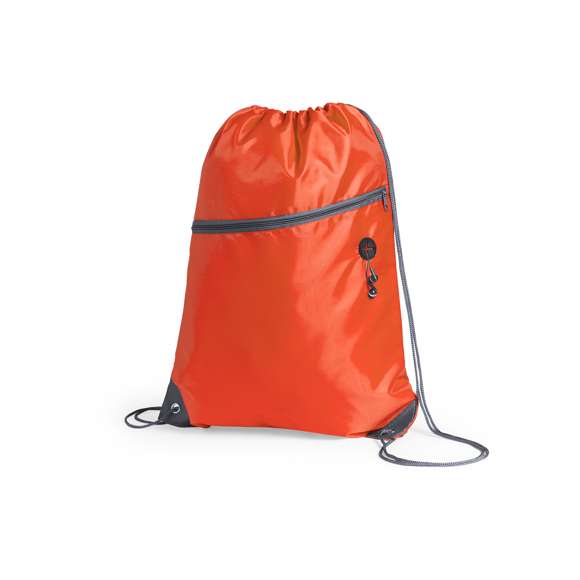 Mochila de cuerdas fabricada en suave poliéster 210D. Con bolsillo frontal de cremallera y salida de auriculares. Cuerdas de autocirre en color gris, a juego con cremallera y esquinas con argollas metálicas y refuerzo de polipiel. En variada gama de colores.