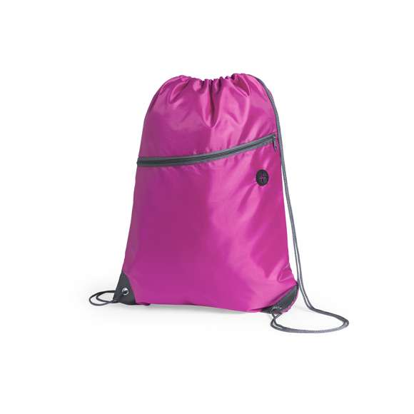 Mochila de cuerdas fabricada en suave poliéster 210D. Con bolsillo frontal de cremallera y salida de auriculares. Cuerdas de autocirre en color gris, a juego con cremallera y esquinas con argollas metálicas y refuerzo de polipiel. En variada gama de colores.
