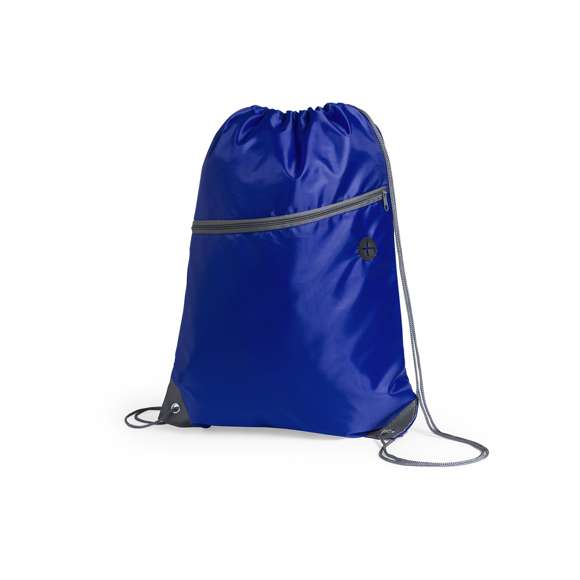 Mochila de cuerdas fabricada en suave poliéster 210D. Con bolsillo frontal de cremallera y salida de auriculares. Cuerdas de autocirre en color gris, a juego con cremallera y esquinas con argollas metálicas y refuerzo de polipiel. En variada gama de colores.