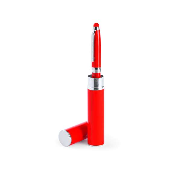 Bolígrafo puntero de mecanismo giratorio con cuerpo metálico de suave acabado en alegres colores. Accesorios y anillas en color plateado. Con puntero a juego y presentado en original estuche metálico a juego. De cartucho jumbo y tinta azul.