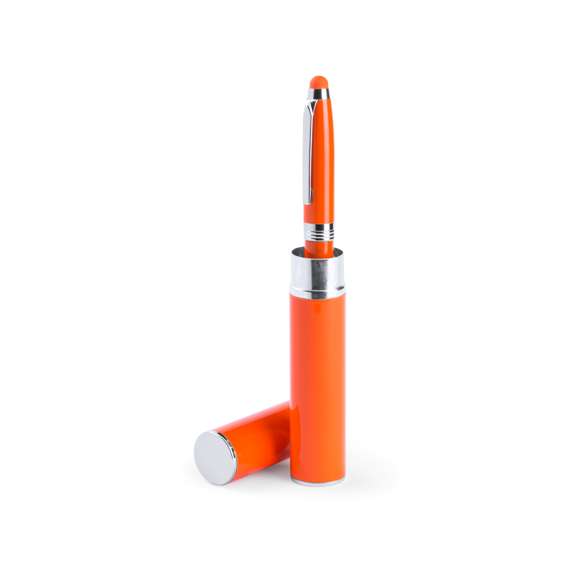 Bolígrafo puntero de mecanismo giratorio con cuerpo metálico de suave acabado en alegres colores. Accesorios y anillas en color plateado. Con puntero a juego y presentado en original estuche metálico a juego. De cartucho jumbo y tinta azul.