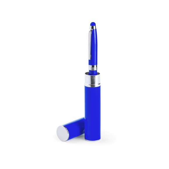 Bolígrafo puntero de mecanismo giratorio con cuerpo metálico de suave acabado en alegres colores. Accesorios y anillas en color plateado. Con puntero a juego y presentado en original estuche metálico a juego. De cartucho jumbo y tinta azul.