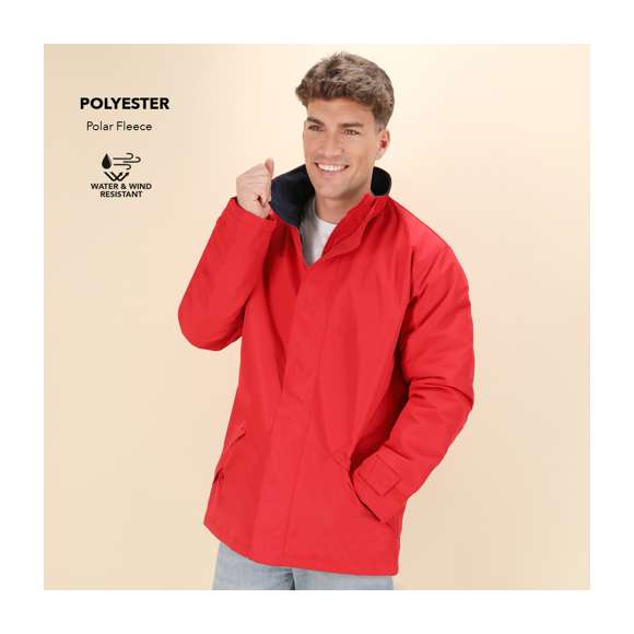 Parka con exterior en suave y resistente poliéster con tratamiento impermeable de vivos colores e interior en cálido polar fleece de 200g/m2. Con capucha de cierre de cremallera integrada en cuello y doble cierre principal: de cremallera con cinta en tirador y tapeta de velcro. Con bolsillos laterales de cierre de cremallera con cinta en tirador. Disponible en tallas S, M, L, XL, XXL. Con cremallera interior para fácil marcaje.