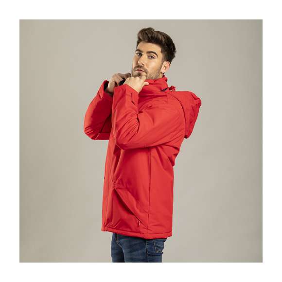 Parka con exterior en suave y resistente poliéster con tratamiento impermeable de vivos colores e interior en cálido polar fleece de 200g/m2. Con capucha de cierre de cremallera integrada en cuello y doble cierre principal: de cremallera con cinta en tirador y tapeta de velcro. Con bolsillos laterales de cierre de cremallera con cinta en tirador. Disponible en tallas S, M, L, XL, XXL. Con cremallera interior para fácil marcaje.