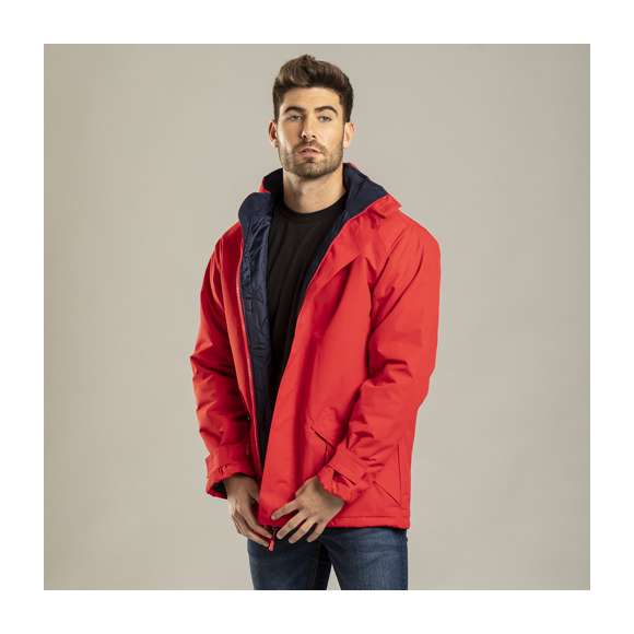 Parka con exterior en suave y resistente poliéster con tratamiento impermeable de vivos colores e interior en cálido polar fleece de 200g/m2. Con capucha de cierre de cremallera integrada en cuello y doble cierre principal: de cremallera con cinta en tirador y tapeta de velcro. Con bolsillos laterales de cierre de cremallera con cinta en tirador. Disponible en tallas S, M, L, XL, XXL. Con cremallera interior para fácil marcaje.