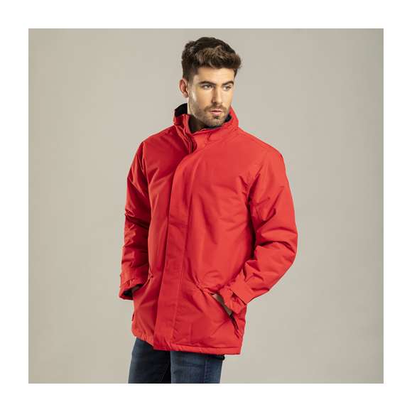 Parka con exterior en suave y resistente poliéster con tratamiento impermeable de vivos colores e interior en cálido polar fleece de 200g/m2. Con capucha de cierre de cremallera integrada en cuello y doble cierre principal: de cremallera con cinta en tirador y tapeta de velcro. Con bolsillos laterales de cierre de cremallera con cinta en tirador. Disponible en tallas S, M, L, XL, XXL. Con cremallera interior para fácil marcaje.