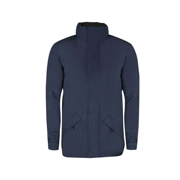Parka con exterior en suave y resistente poliéster con tratamiento impermeable de vivos colores e interior en cálido polar fleece de 200g/m2. Con capucha de cierre de cremallera integrada en cuello y doble cierre principal: de cremallera con cinta en tirador y tapeta de velcro. Con bolsillos laterales de cierre de cremallera con cinta en tirador. Disponible en tallas S, M, L, XL, XXL. Con cremallera interior para fácil marcaje.