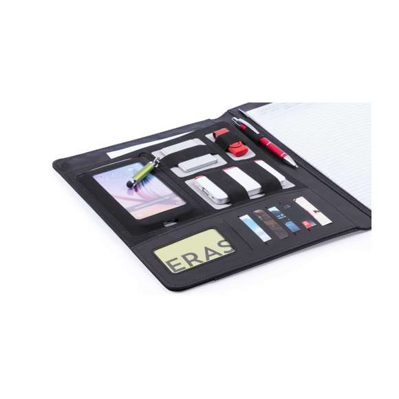 Carpeta tecnológica en elegante combinación de poliéster y suave polipiel. con original cierre metálico. Interior con compartimentos para memoria USB, powerbank, compartimento táctil para smartphone, tarjeteros y soporte para bolígrafo. Con bloc de notas extraíble de 20 hojas a una raya y presentada en elegante caja negra.