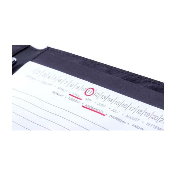 Carpeta tecnológica en elegante combinación de poliéster y suave polipiel. con original cierre metálico. Interior con compartimentos para memoria USB, powerbank, compartimento táctil para smartphone, tarjeteros y soporte para bolígrafo. Con bloc de notas extraíble de 20 hojas a una raya y presentada en elegante caja negra.