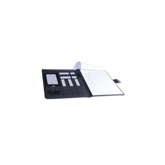 Carpeta tecnológica en elegante combinación de poliéster y suave polipiel. con original cierre metálico. Interior con compartimentos para memoria USB, powerbank, compartimento táctil para smartphone, tarjeteros y soporte para bolígrafo. Con bloc de notas extraíble de 20 hojas a una raya y presentada en elegante caja negra.