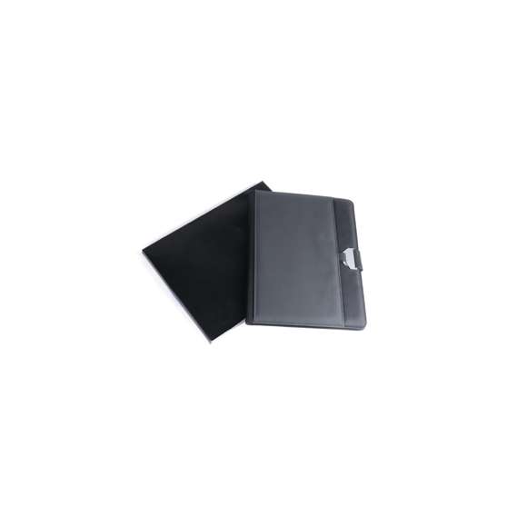 Carpeta tecnológica en elegante combinación de poliéster y suave polipiel. con original cierre metálico. Interior con compartimentos para memoria USB, powerbank, compartimento táctil para smartphone, tarjeteros y soporte para bolígrafo. Con bloc de notas extraíble de 20 hojas a una raya y presentada en elegante caja negra.