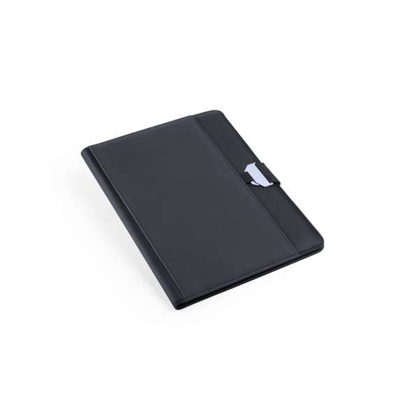 Carpeta tecnológica en elegante combinación de poliéster y suave polipiel. con original cierre metálico. Interior con compartimentos para memoria USB, powerbank, compartimento táctil para smartphone, tarjeteros y soporte para bolígrafo. Con bloc de notas extraíble de 20 hojas a una raya y presentada en elegante caja negra.