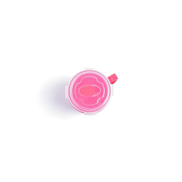 Tarro de 710ml de capacidad en resistente PP especialmente diseñado para líquidos. En variada gama en vivos colores, tapadera translúcida con 4 cierres, anilla de seguridad interior y dosificador integrado. Asa ergonómica a juego