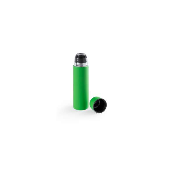 Termo de acero inox de 500ml de capacidad en diseño monocolor de vivos colores. Con dosificador de seguridad y tapa a rosca convertible en taza. Presentado en caja individual. Disponible manual de instrucciones en español e inglés.