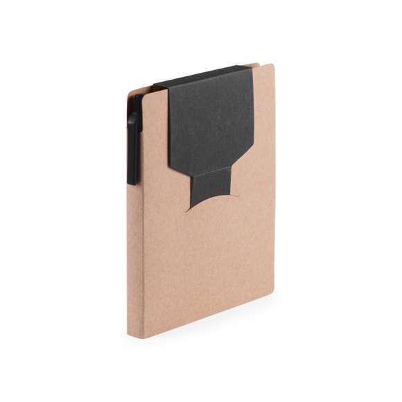 Bloc de notas adhesivas con bolígrafo de cartón reciclado a juego incluido. De original diseño bicolor, tapas de suave tacto con autocierre de tira en parte superior a juego y acabadas en resistente cartón reciclado rígido. Con soporte para el bolígrafo integrado en lomo, 70 hojas lisas, 25 notas adhesivas grandes, 25 medianas y 100 mini notas adhesivas.