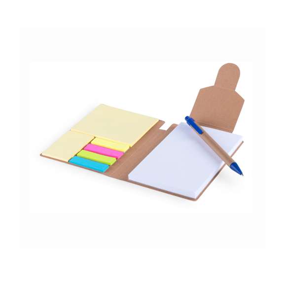 Bloc de notas adhesivas con bolígrafo de cartón reciclado a juego incluido. De original diseño bicolor, tapas de suave tacto con autocierre de tira en parte superior a juego y acabadas en resistente cartón reciclado rígido. Con soporte para el bolígrafo integrado en lomo, 70 hojas lisas, 25 notas adhesivas grandes, 25 medianas y 100 mini notas adhesivas.