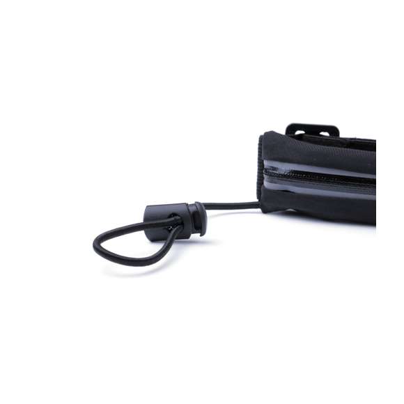  	Riñonera portadorsal de alta calidad y resistente a las salpicaduras de agua en spandex de suave acabado con cremallera en gris. Diseñada para actividades deportivas y de ocio. Elásticos para dorsal con accesorios de ajuste y cintura elástica con cierre de clic ajustable.