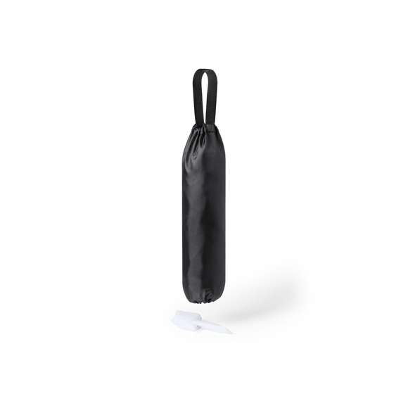 Bolsa de reciclaje para guardar bolsas de plástico. En suave poliéster 210D de alegres colores y con apertura superior e inferior. Con cinta a juego para colgar.