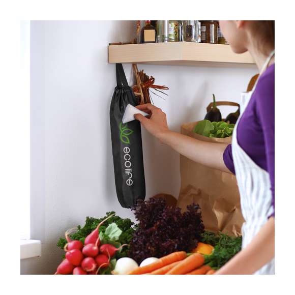 Bolsa de reciclaje para guardar bolsas de plástico. En suave poliéster 210D de alegres colores y con apertura superior e inferior. Con cinta a juego para colgar.