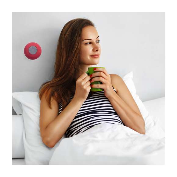 Altavoz con conexión Bluetooth® 5.0 y 3W de potencia. Tacto de goma y resistente a salpicaduras de agua, con ventosa en silicona de alta adherencia en la base. Función manos libres, con cable de carga incluido, compatible con iOS y Android. Presentado en atractiva caja de diseño, con manual de instrucciones en español e inglés. Disponible en extensa gama de colores.
