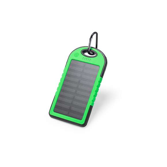 Resistente batería auxiliar externa de recarga solar, resistente a las salpicaduras de agua y de gran capacidad de carga -4.000 mAh-. Con recubrimiento de silicona y de corte deportivo, está especialmente diseñada para actividades al aire libre en las que no hay posibilidad de acceso a una fuente de recarga eléctrica. Dispone de salida USB dual para cargar dos dispositivos simultáneamente, LED indicadores de estado de carga y potente luz LED de señalización SOS, Diseñado para usar en caso de situaciones de emergencia. Con mosquetón de transporte de aluminio y resistente cable micro USB incluido. Disponible en extensa gama de colores Presentada en atractiva caja de diseño. Las capacidades mostradas en todas nuestras baterías auxiliares externas son reales, incorporando todas ellas baterías de grado A y no recicladas, con una vida útil de al menos 500 ciclos de carga y según normativa CE. Además, están fabricadas conforme a los estándares RoHS y en cumplimiento con los siguientes requisitos de seguridad: Sistema de protección contra sobrecarga del power bank. Sistema de protección contra descarga completa que proporciona una mayor durabilidad del power bank. Sistema de bloqueo para evitar cortocircuitos. Sistema de transferencia de carga constante, acorde con la capacidad del dispositivo de destino.