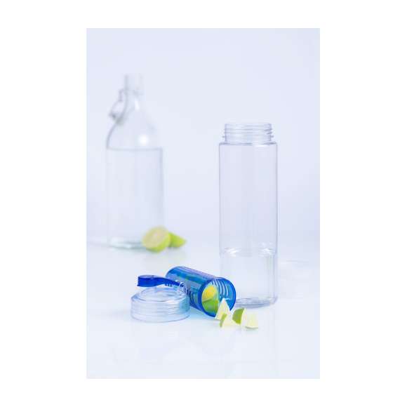  	Bidón de 700ml de capacidad en material tritán resistente al calor. Con dosificador de seguridad y tapón a rosca con accesorio enfriador en vivos colores. Presentado en caja individual.