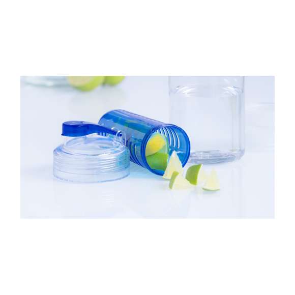  	Bidón de 700ml de capacidad en material tritán resistente al calor. Con dosificador de seguridad y tapón a rosca con accesorio enfriador en vivos colores. Presentado en caja individual.