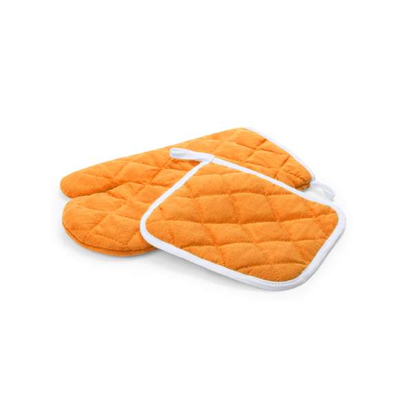 Set de cocina con agarrador y manopla en material TC -combinado de algodón y poliéster-. En variada gama en vivos colores con interior en blanco. Una cara lisa especialmente diseñada para impresión y cinta para colgar.