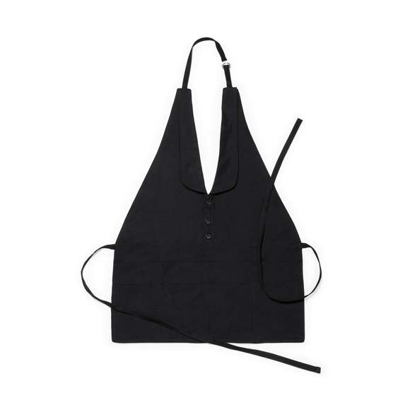  	Elegante delantal con adorno de botones en material 100% poliéster. Con cinta para cuello ajustable y cintas para cintura.