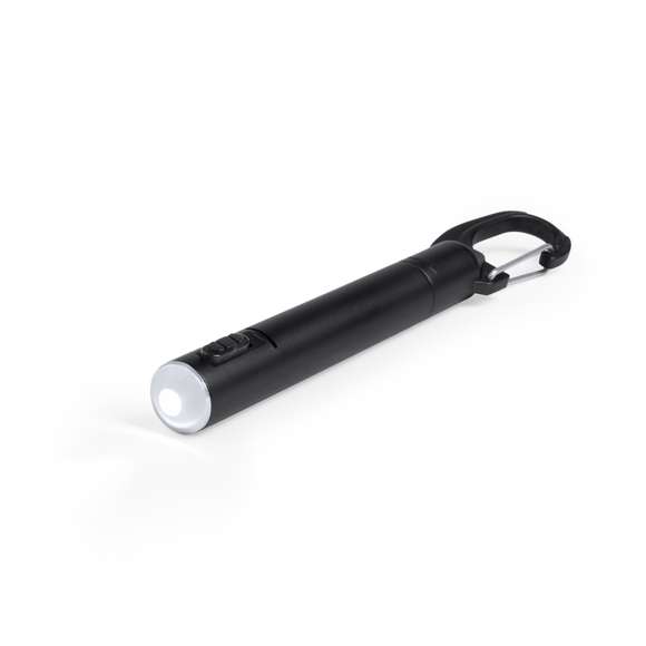Boligrafo con linterna led integrada. De original diseño, con cuerpo en suave acabado metalizado de variados colores y capucha con mosquetón. En tinta azul y con pilas de botón incluidas.