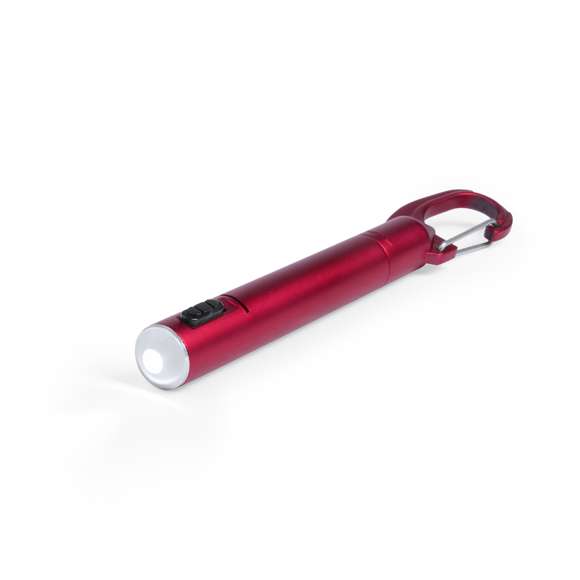 Boligrafo con linterna led integrada. De original diseño, con cuerpo en suave acabado metalizado de variados colores y capucha con mosquetón. En tinta azul y con pilas de botón incluidas.