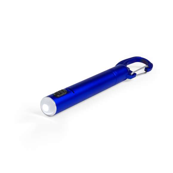 Boligrafo con linterna led integrada. De original diseño, con cuerpo en suave acabado metalizado de variados colores y capucha con mosquetón. En tinta azul y con pilas de botón incluidas.