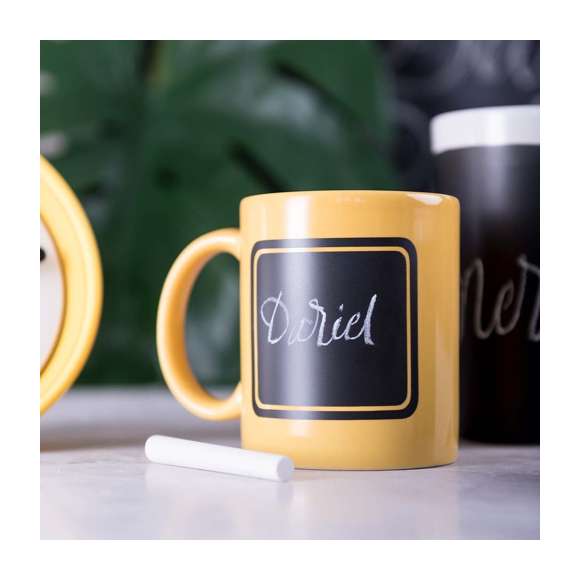 Taza de cerámica de 370ml de capacidad en divertida gama de vivos colores y con zona negra pizarra para pintar. Tiza incluida y presentada en caja individual.