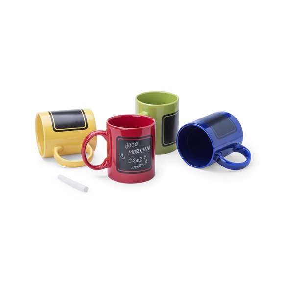 Taza de cerámica de 370ml de capacidad en divertida gama de vivos colores y con zona negra pizarra para pintar. Tiza incluida y presentada en caja individual.