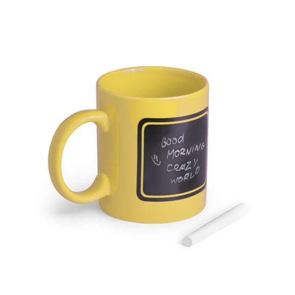 Taza de cerámica de 370ml de capacidad en divertida gama de vivos colores y con zona negra pizarra para pintar. Tiza incluida y presentada en caja individual.