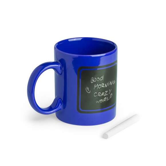 Taza de cerámica de 370ml de capacidad en divertida gama de vivos colores y con zona negra pizarra para pintar. Tiza incluida y presentada en caja individual.