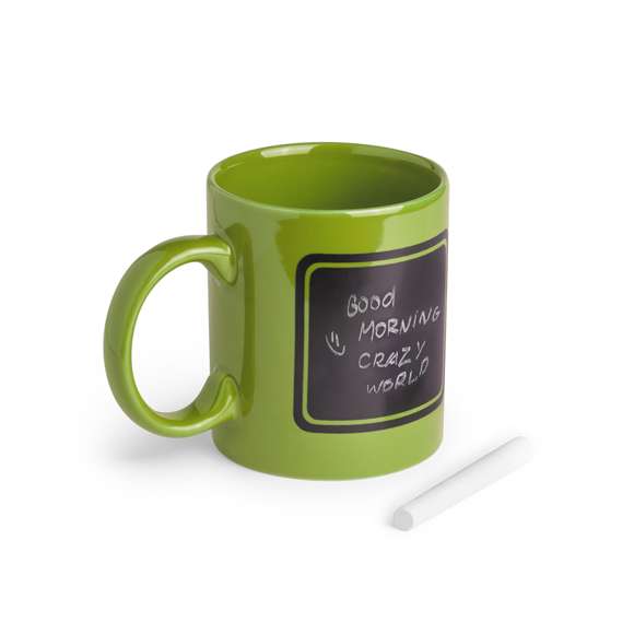 Taza de cerámica de 370ml de capacidad en divertida gama de vivos colores y con zona negra pizarra para pintar. Tiza incluida y presentada en caja individual.