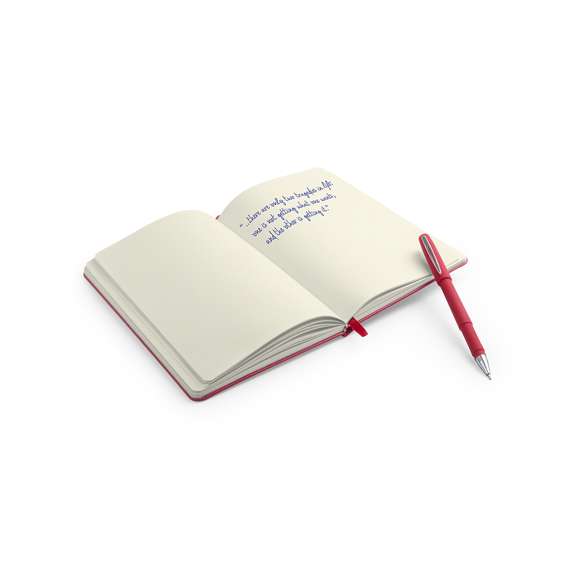 Set de bloc de notas con tapas de suave tacto acabadas en polipiel y bolígrafo de suave cuerpo a juego. De 100 hojas lisas con elástico de sujeción y marcapáginas de tela a juego. Presentado en elegante estuche de cartón blanco troquelado. Bolígrafo en tinta azul.