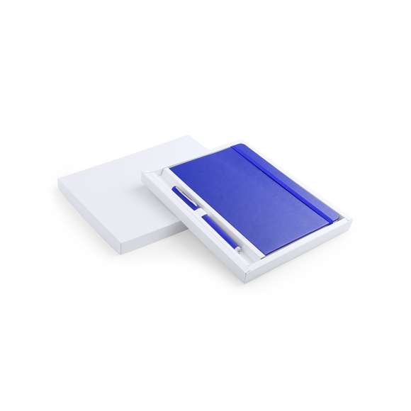 Set de bloc de notas con tapas de suave tacto acabadas en polipiel y bolígrafo de suave cuerpo a juego. De 100 hojas lisas con elástico de sujeción y marcapáginas de tela a juego. Presentado en elegante estuche de cartón blanco troquelado. Bolígrafo en tinta azul.