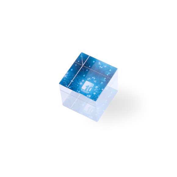 Pisapapeles de cristal con forma de cubo. Especialmente diseñado para marcaje digital y en láser. Presentado en estuche de protección individual troquelado con cierre magnético.