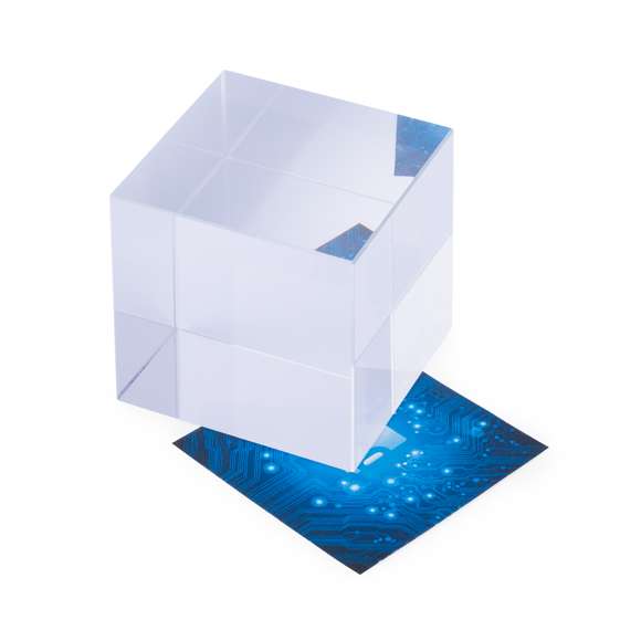 Pisapapeles de cristal con forma de cubo. Especialmente diseñado para marcaje digital y en láser. Presentado en estuche de protección individual troquelado con cierre magnético.
