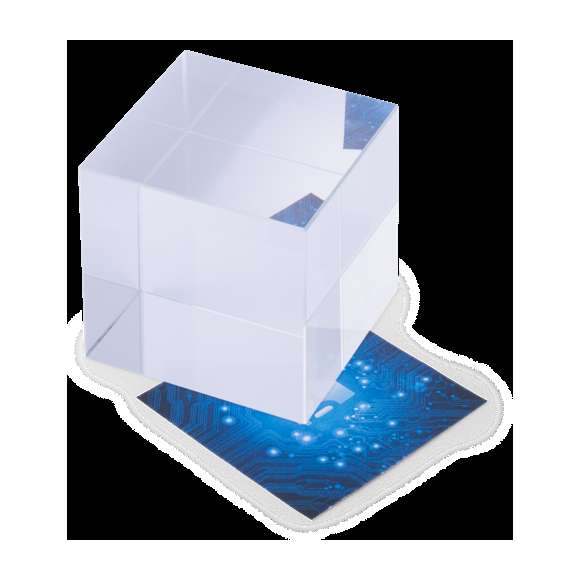 Pisapapeles de cristal con forma de cubo. Especialmente diseñado para marcaje digital y en láser. Presentado en estuche de protección individual troquelado con cierre magnético.